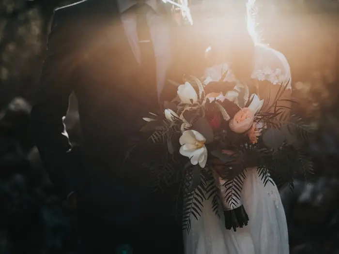 Festlich gedeckter Hochzeitstisch mit Blumen