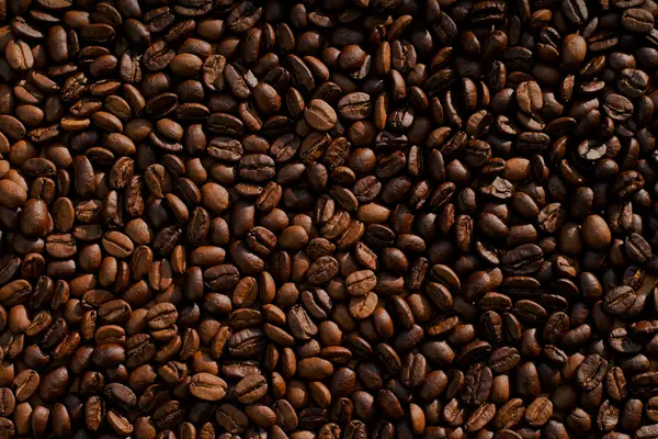 Kaffeebohnen in einer Schale aus der Nähe