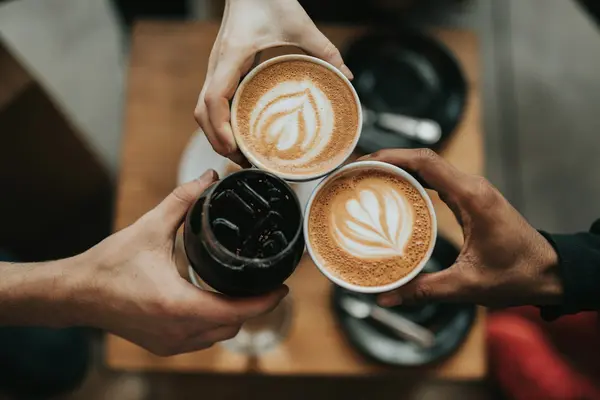 Zwei Cappuccino mit Latte Art auf Holztisch