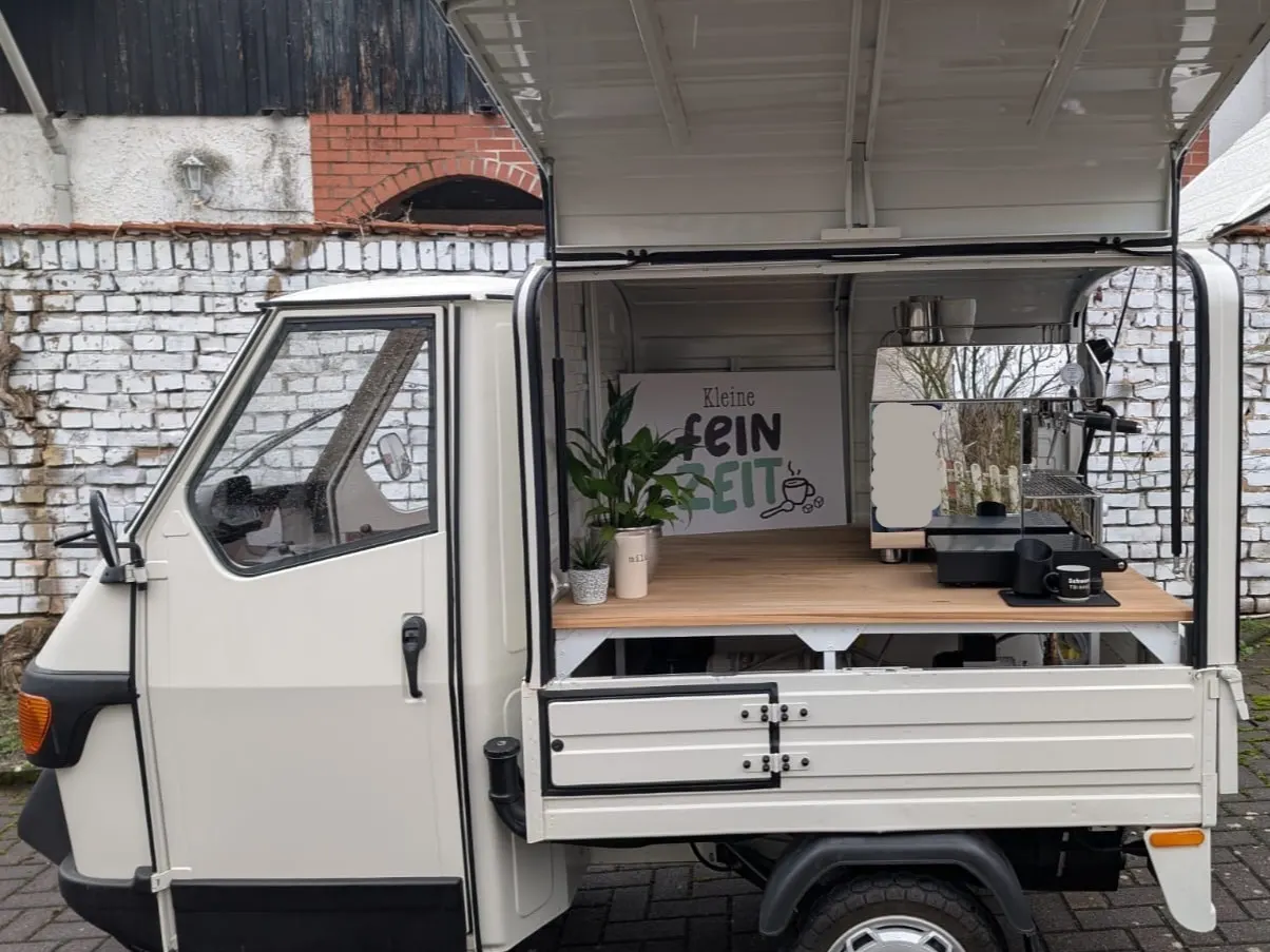 Mobile Kaffeebar von Kleine Feinzeit, eine weisse Ape mit offener Ladeluke