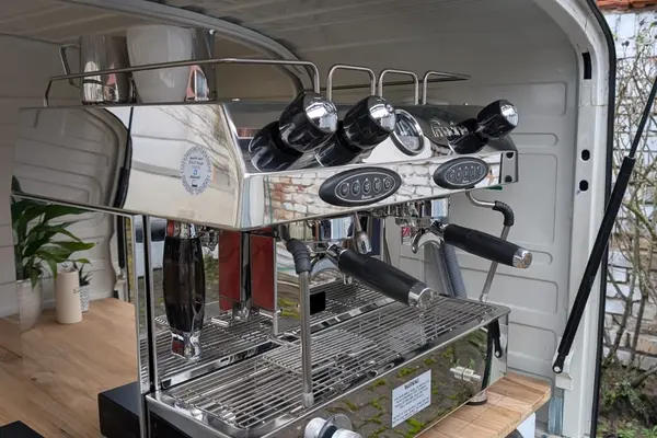 Siebträgermaschine auf der Holztheke im Van